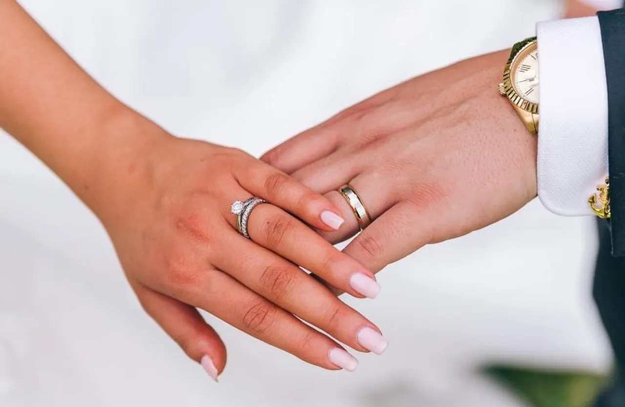 Engagement Ring Finger: क्यों आखिर दूसरे नंबर की अंगुली में पहनाई जाती है रिंग, क्या है इसका किस्मत कनेक्शन