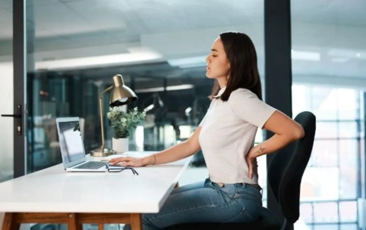 बस 10 मिनट तक करें ये एक्सरसाइज.. फिर दिन भर बैठे-बैठे करते रहें ऑफिस का काम, नहीं निकलेगा आपका पेट