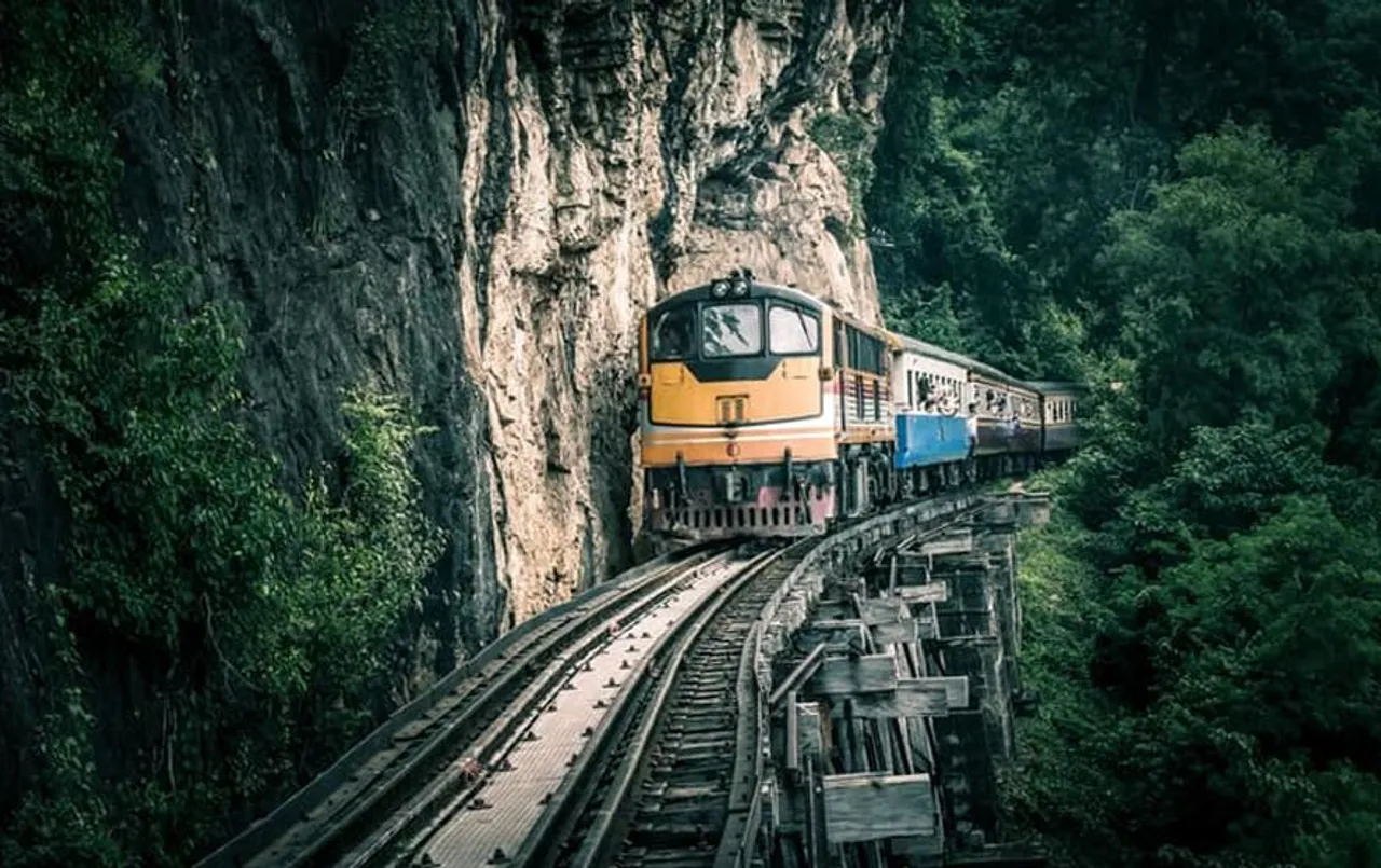 Tourism News: महज कुछ रुपए में विदेश ले जाएगी ये भारतीय ट्रेन, अब हर साल परिवार के साथ कर सकेंगे विदेश यात्रा
