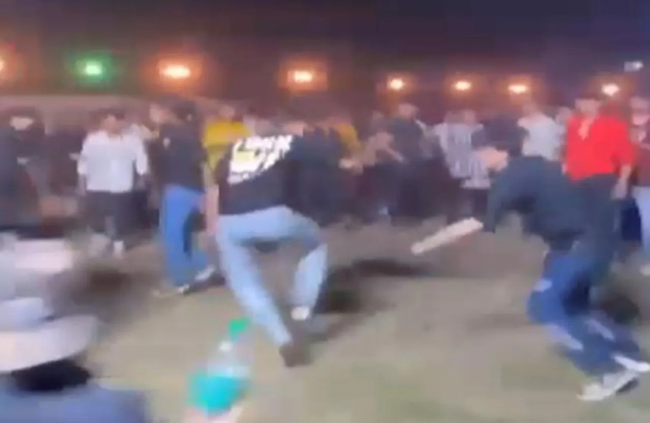 Bhopal: डीजे नाइट के दौरान छात्रों के बीच जमकर चले लात-घूसे, इधर बदमाशों ने जमकर मचाया आतंक