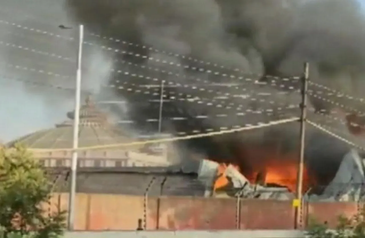 Mathura: वृंदावन के प्रेम मंदिर में भीषण आग, फायर फाइटर्स ने संभाला मोर्चा