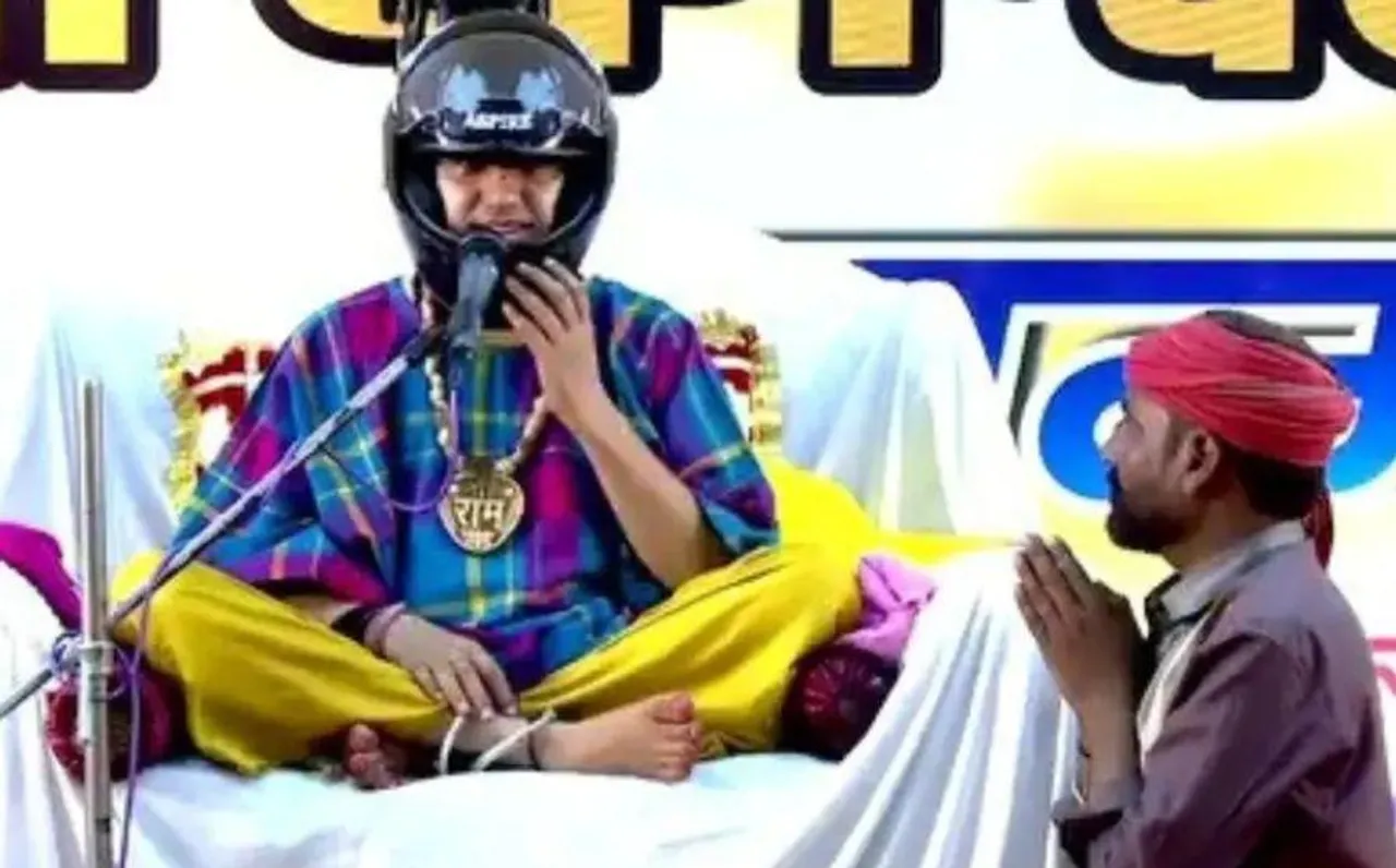 Bageshwar Dham: स्टेज पर अचानक हेलमेट पहनकर क्यों बैठ गए पंडित धीरेंद्र शास्त्री, जानें इसके पीछे की पूरी कहानी