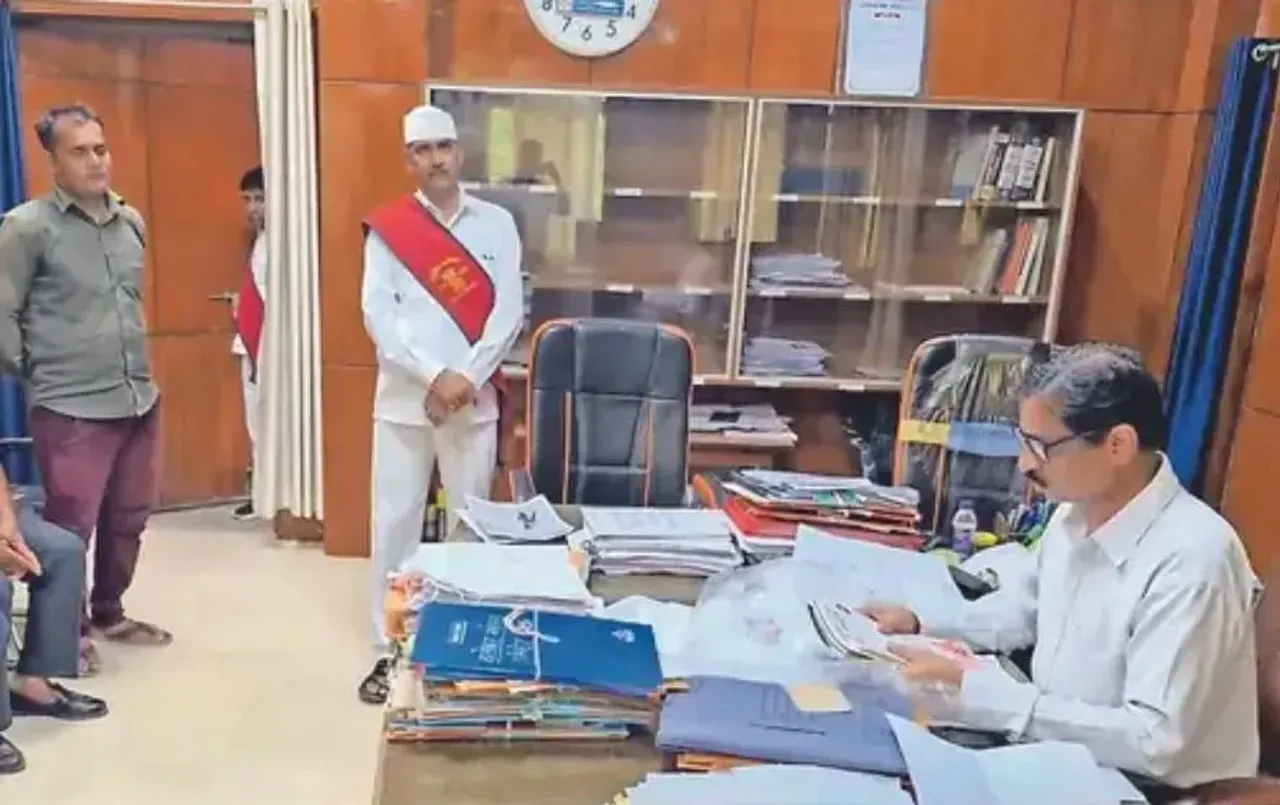 निजी स्कूल की मनमानी: बच्चे की किताबें लेकर कलेक्टर के पास पहुंचा मजदूर, कहा- 2130 रु. में लाया हूं, मान्यता सस्पेंड