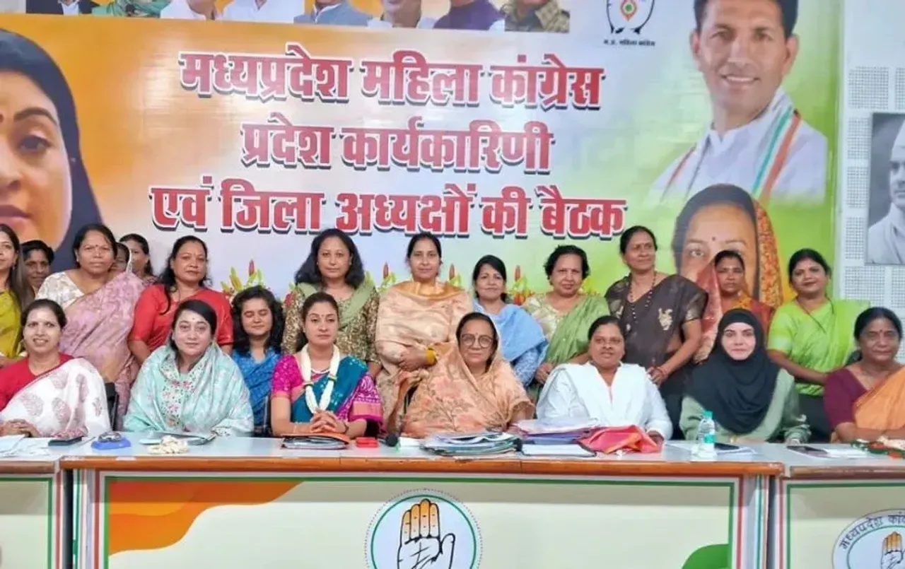 महिला कांग्रेस की बैठक में तीखी बहस: अलका लांबा की जूता मारने वाली बात पर मधु शर्मा का जवाब सुन हैरान रह जाएंगे आप