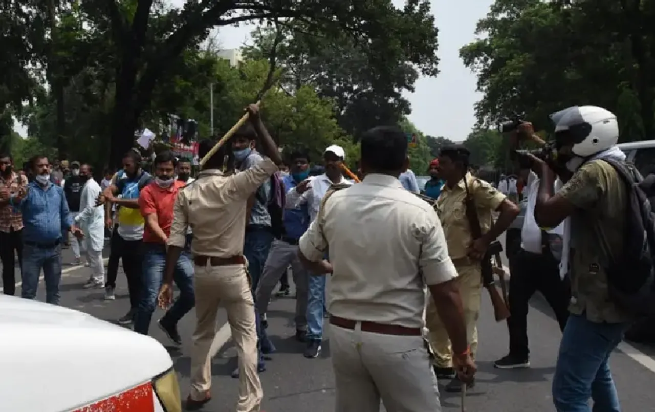 Physical Education Teacher: वेतन बढ़ाने की मांग को लेकर शिक्षकों ने किया प्रदर्शन, पुलिस ने बरसाई लाठियां!