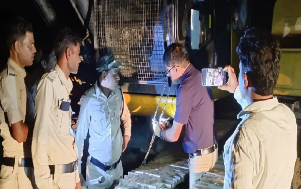 Bilaspur CG News: शिवनाथ नदी पर चैन माउंटेन उतारकर किया जा रहा रेत का अवैध उत्‍खनन, खनिज विभाग का एक्‍शन