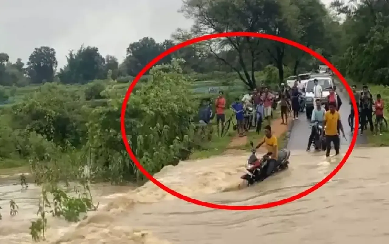 CG Weather Alert Update: छत्‍तीसगढ़ के 17 जिलों में 24 घंटे भारी बारिश! बस्‍तर संभाग में बाढ़ का कहर, ट्रैक्‍टर बहा