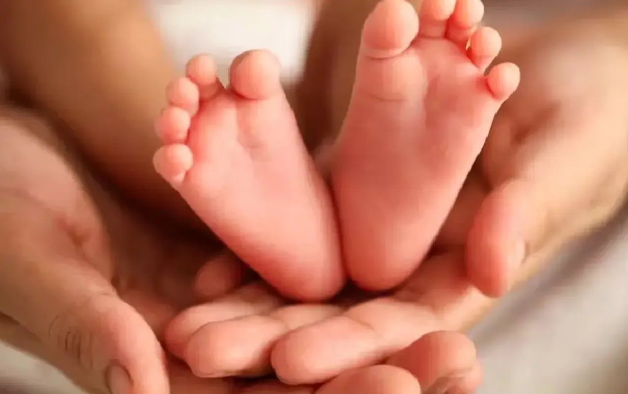 Chhattisgarh News: नहीं थी संतान, की तीन शादियां, अब तीसरी पत्नी ने एक साथ दिया चार बच्चों को जन्म; आई खुशियों की बहार