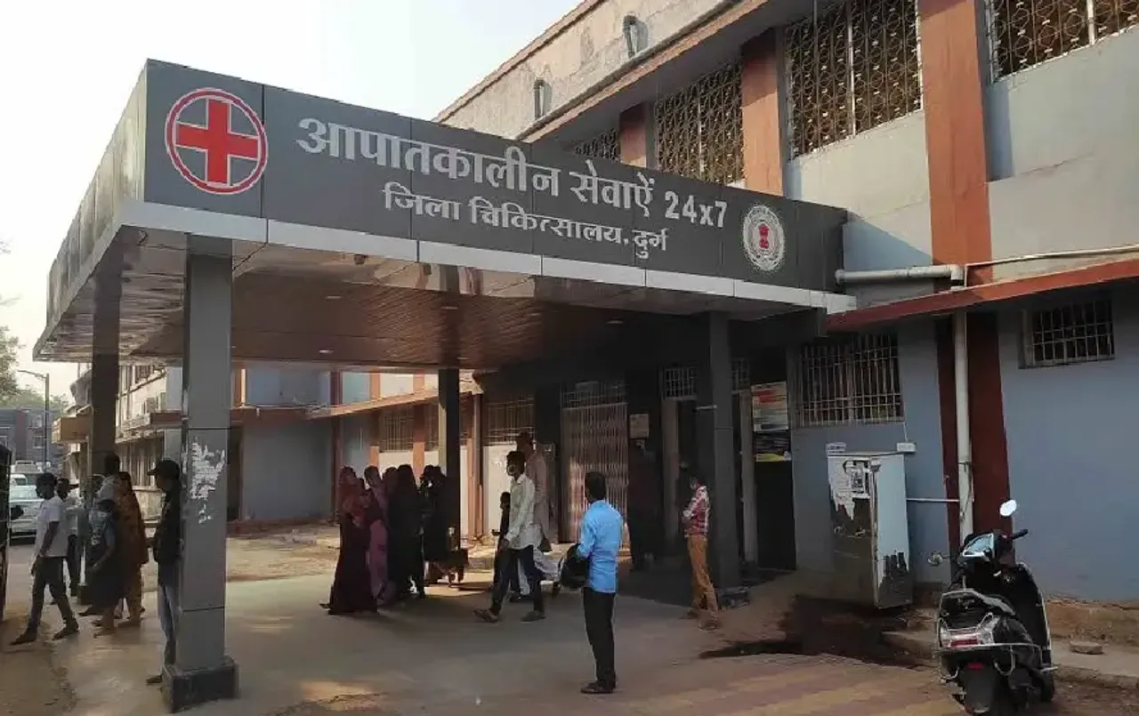 Durg CG News: स्‍ट्रेचर पर तड़पता रहा मरीज, जिला अस्‍पताल में बर्थ-डे पार्टी करते रहे डॉक्‍टर और स्‍टाफ