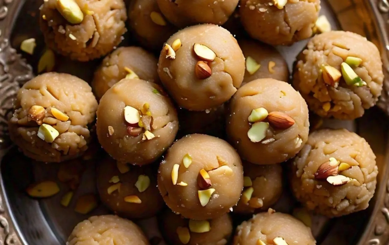 Gur Choorma Laddoo Recipe: व्रत-त्यौहार में भोग के लिए तैयार करें स्वादिष्ट लड्डू, भगवान होंगे प्रसन्न, देखें रेसिपी