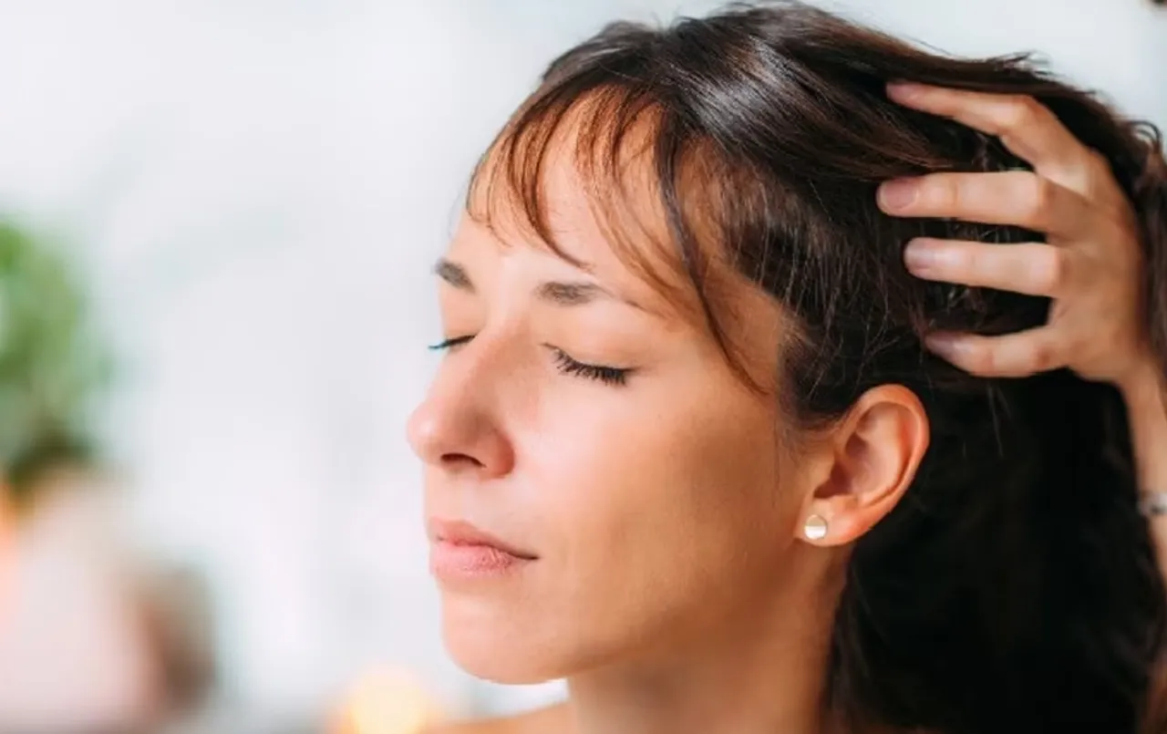 Hair Oiling Tips: कहीं गलत तरीके से तो नहीं करते हेयर मसाज, बालों को होगा और भी नुकसान, अपनाएं ये हेयर आ‍ॅयलिंग टिप्स