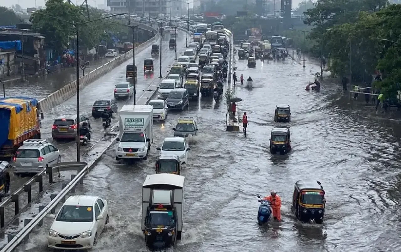 Heavy Rain Alert: दिल्ली-महाराष्ट्र समेत इन राज्यों में भारी बारिश की चेतावनी, IMD ने किया अलर्ट; पानी में डूबी सड़कें
