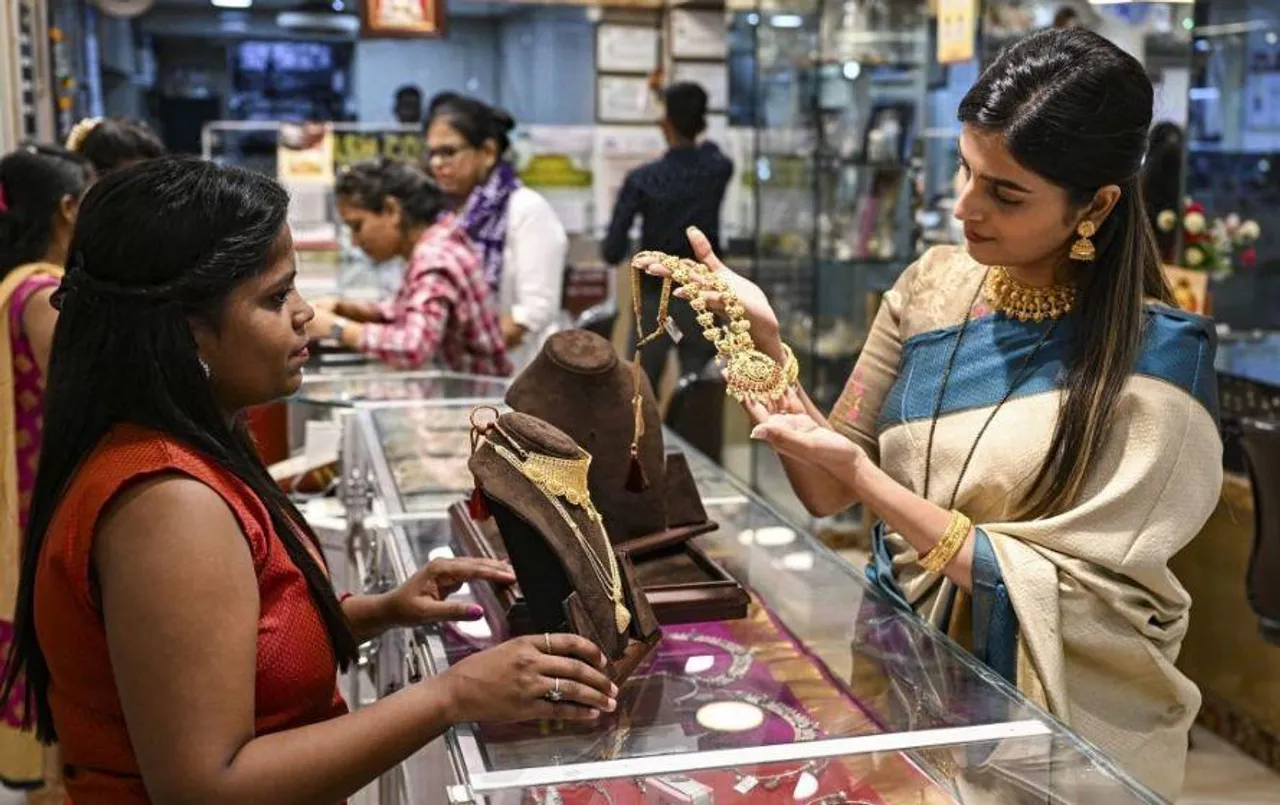 Indore Mandi Bhav: आसमान को छूने लगी सोने की कीमत, चांदी ने भी बदले अपने तेवर; जानें इंदौर मंडी का ताजा भाव