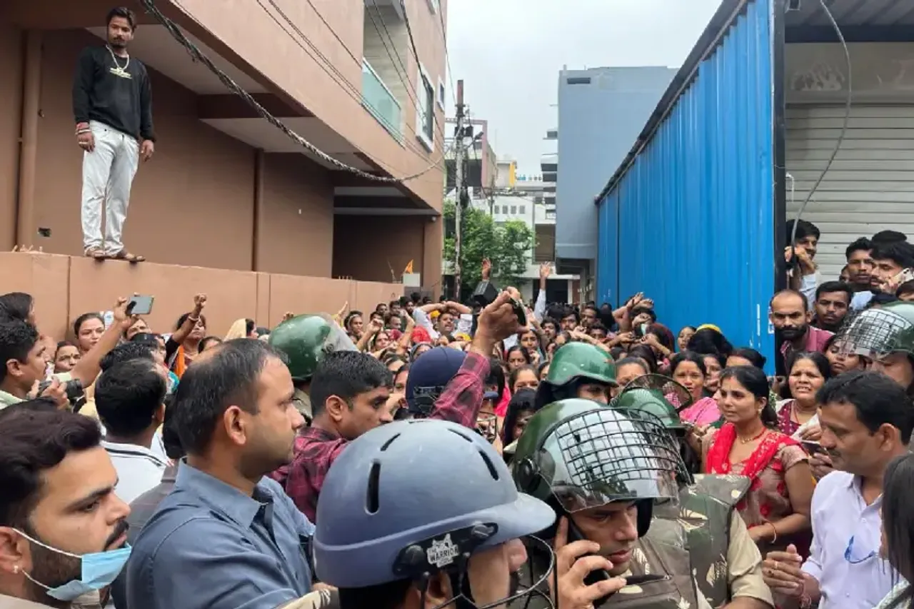 अतिक्रमण कार्रवाई के विरोध में महिला ने लगाई फांसी: गुस्साए लोगों ने बुलडोजर पर किया पथराव; जानें क्या है पूरा मामला