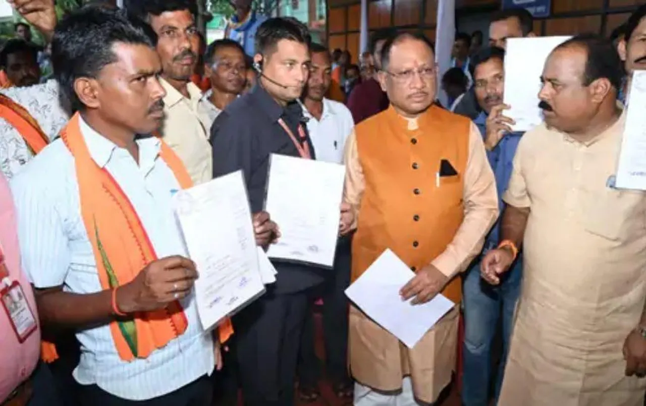 Jashpur News: सीएम साय ने हितग्राहियों को दिया वन अधिकार पत्र, कहा- इन्होंने मेहनत कर जमीनों को खेती योग्य बनाया