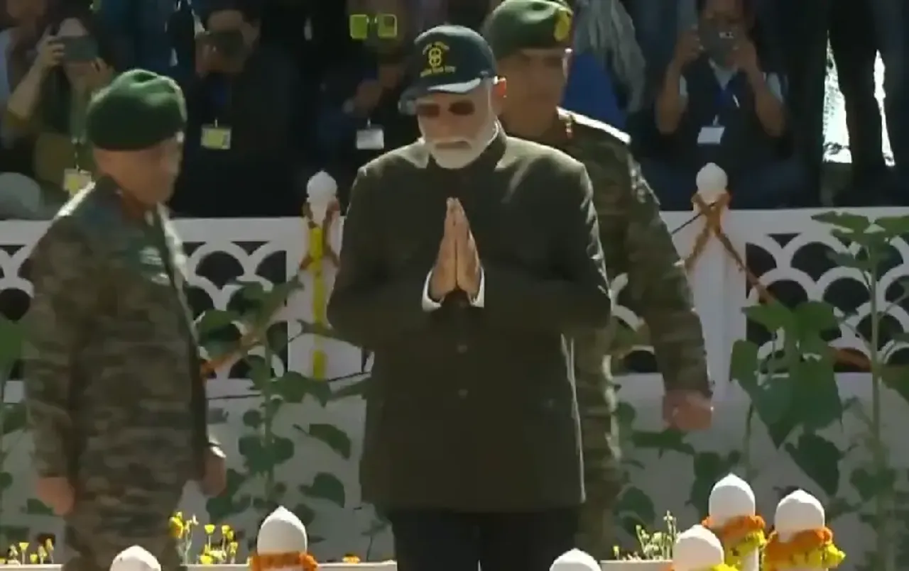 Kargil Vijay Diwas 2024: कारगिल पहुंचे पीएम नरेंद्र मोदी, युद्ध में शहीद हुए वीर जवानों को अर्पित की श्रद्धांजलि