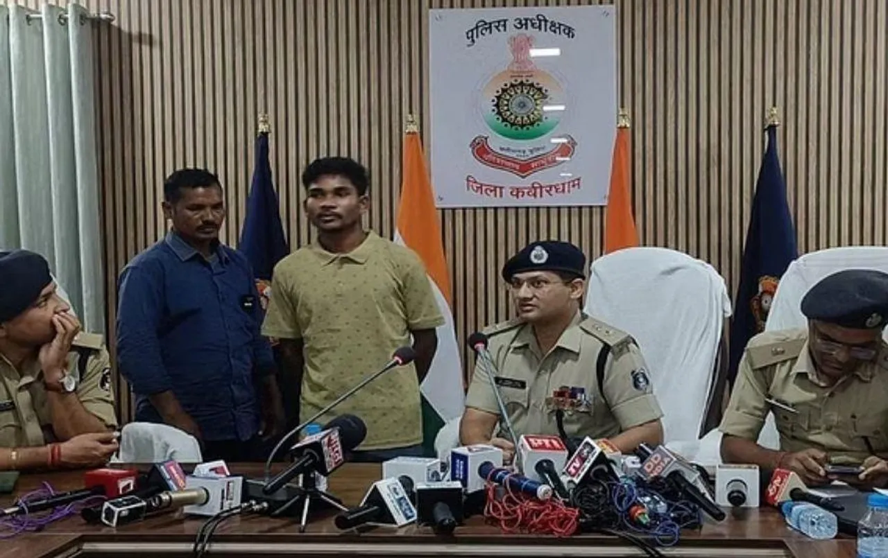 कवर्धा में दो इनामी नक्सलियों ने किया सरेंडर: एसपी ने किया ये खुलासा, बीजापुर में भी 14 माओवादियों ने किया आत्‍मसमर्पण