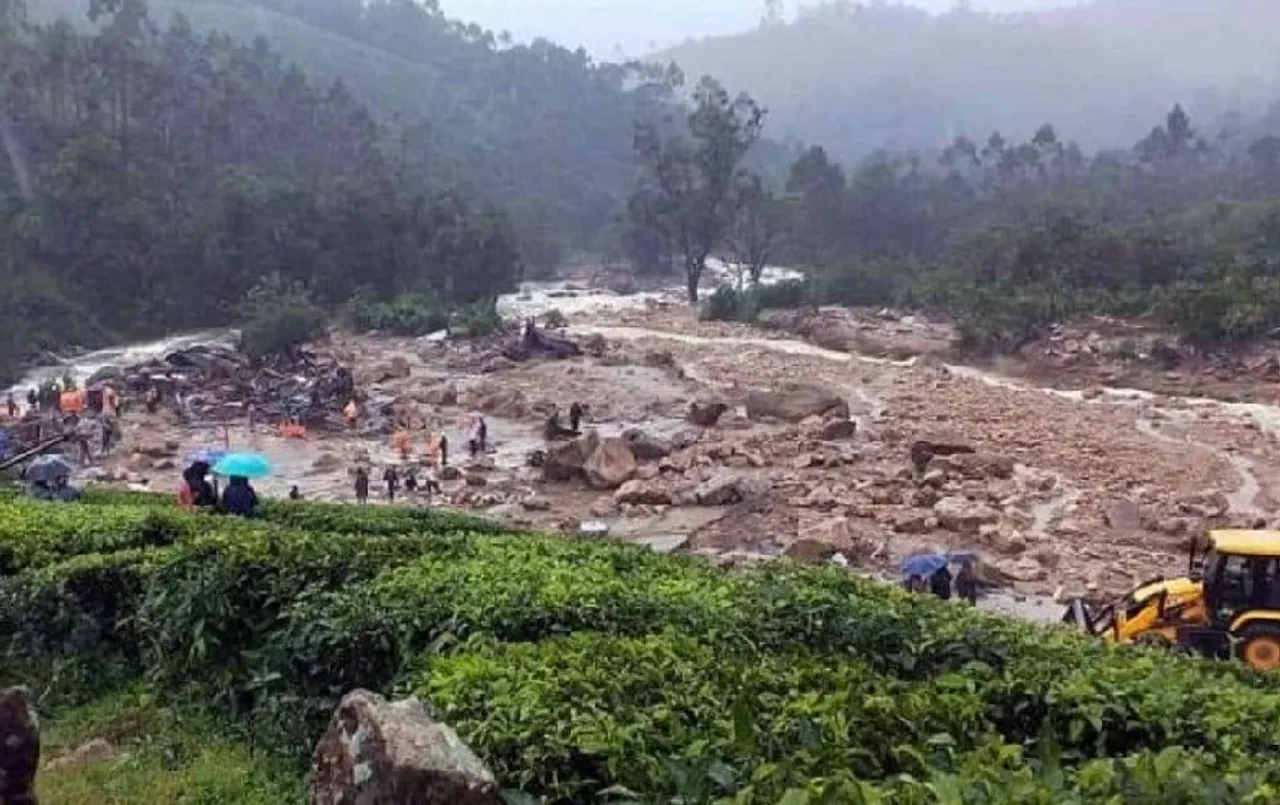 केरल के वायनाड में भीषण भूस्खलन: 125 लोगों की मौत, सैकड़ों लोगों के दबे होने की आशंका, NDRF और एयरफोर्स का ऑपरेशन जारी