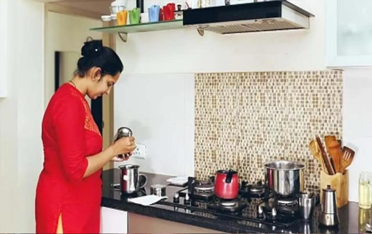 Kitchen Tips: घर के किचन में मौजूद काले बर्तन को ऐसे करें झका-झक, बस अपना लें ये धांसू टिप्स, फटा-फट करें नोट