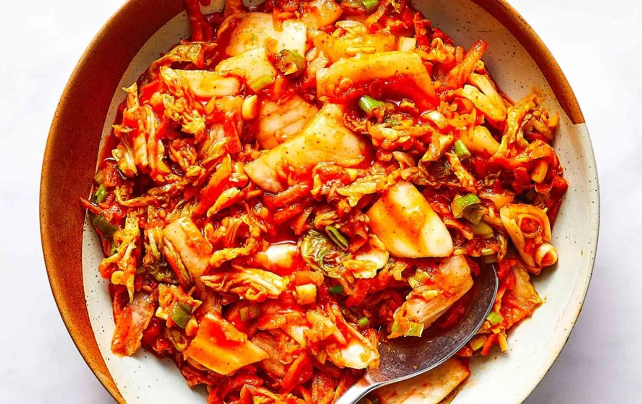 Korean Kimchi Recipe: कोरियन डिश किमची का अचारी स्वाद आपको खूब आएगा पसंद, पत्ता गोभी से होती है तैयार, जानें रेसिपी