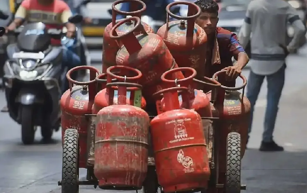 LPG Price Increase: अगस्त के पहले दिन बड़ा झटका, महंगा हुआ गैस सिलेंडर; अब चुकाने होंगे इतने रुपए, हवाई यात्रा भी महंगी