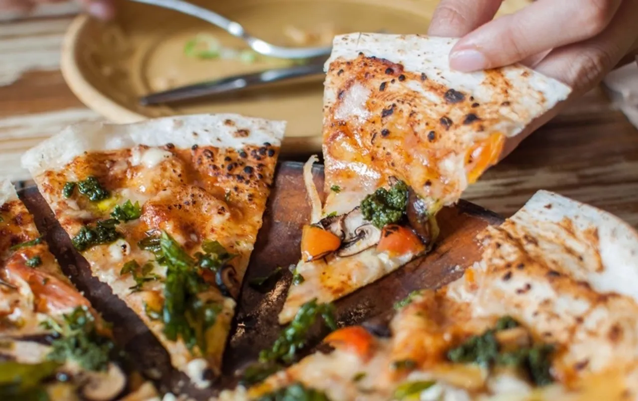 Papad Pizza Recipe: बच्चे करते हैं पिज्जा खाने की जिद, तो उन्हें खिलाएं स्वादिष्ट और सेहत के लिए फायदेमंद पापड़ पिज्जा