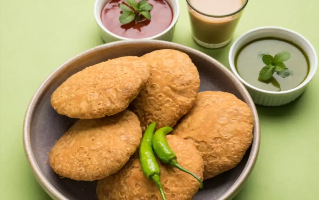 Pyaaz Ki Kachori Recipe: मानसून में अपने परिवार के साथ उठाएं प्याज की कचौरी का मजा, बोनस टिप के साथ ये रही रेसिपी