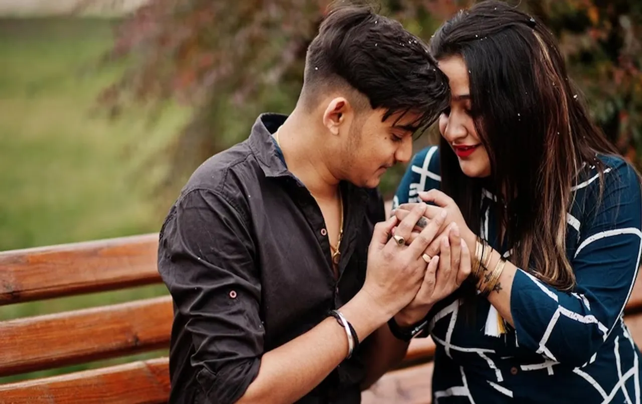 Relationship Tips: जॉब की वजह से नहीं दे पा रहें पार्टनर को टाइम, तो इन टिप्स को अपनाएं, बच जाएगा आपका रिश्ता