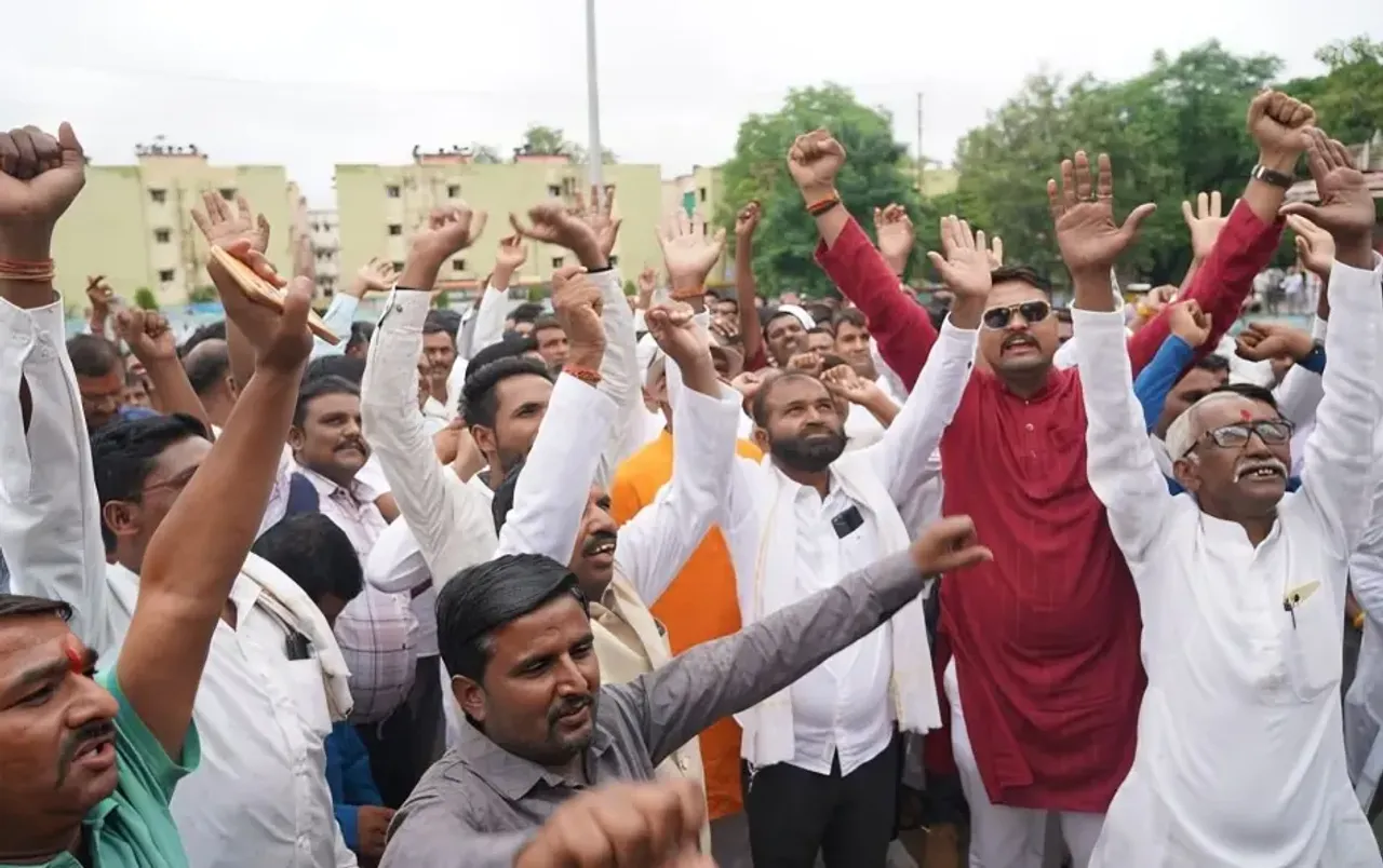 भोपाल में सरपंच संघ का प्रदर्शन: आदिवासी इलाकों की महिला सरपंचों को बाइक, 1 जुलाई के आदेश को निरस्त करने की रखी मांगे