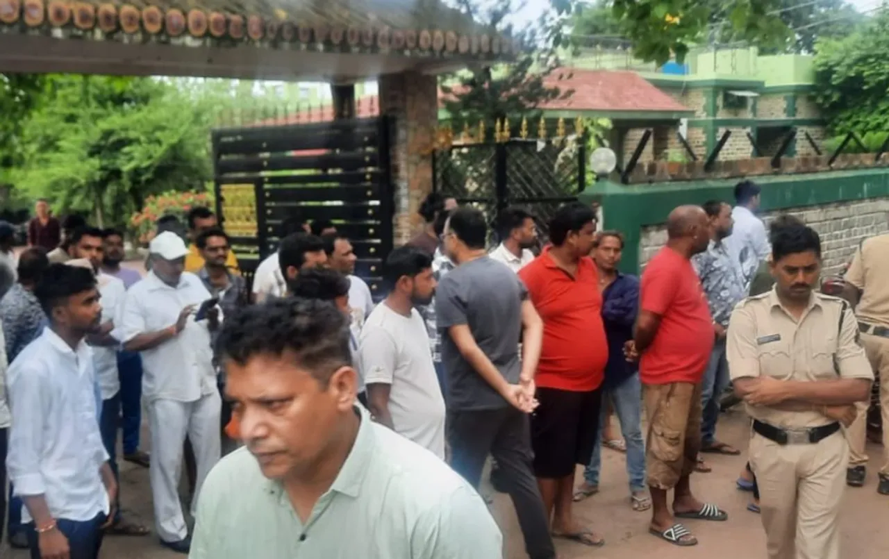 भूपेश बघेल का काफिला रोकने का मामला गरमाया: थाने के बाहर कांग्रेस-भाजपाइयों आमने-सामने, कृष्णा चंद्राकर को गिरफ्तार करने पहुंची पुलिस