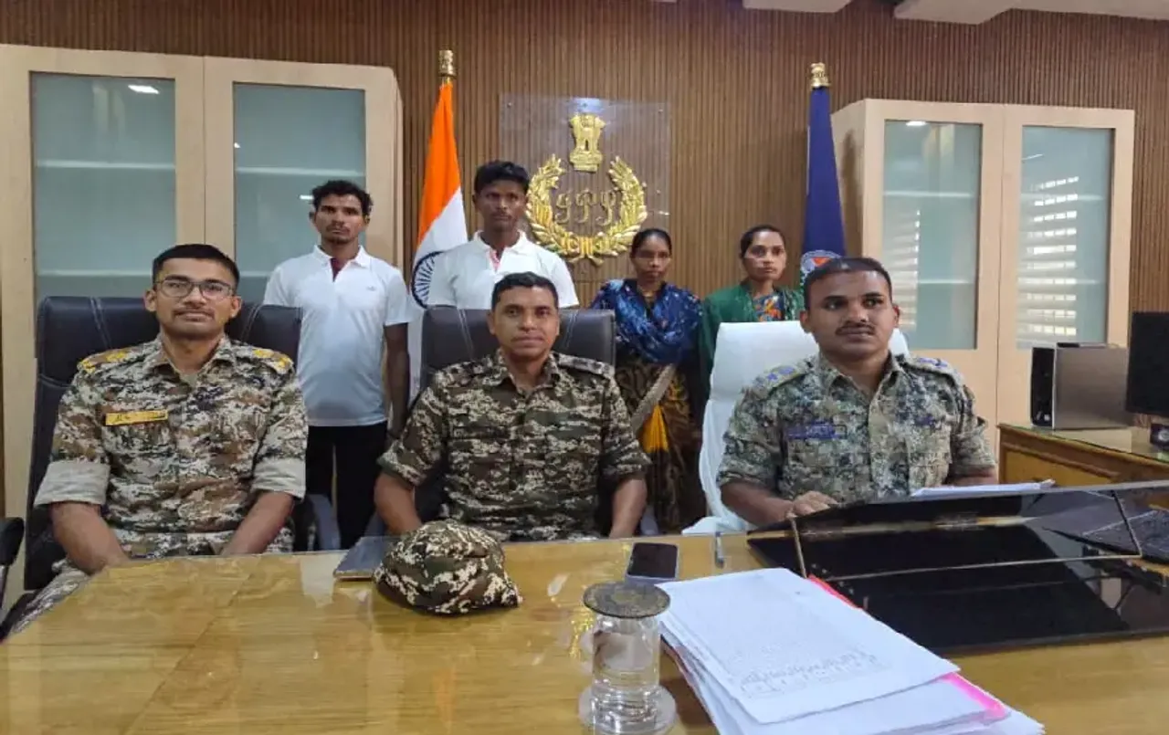 Sukma Four Naxalite Surrender: 20 लाख के इनामी नक्‍सली ने डाले हथियार, दो महिला माओवादी ने भी किया सरेंडर
