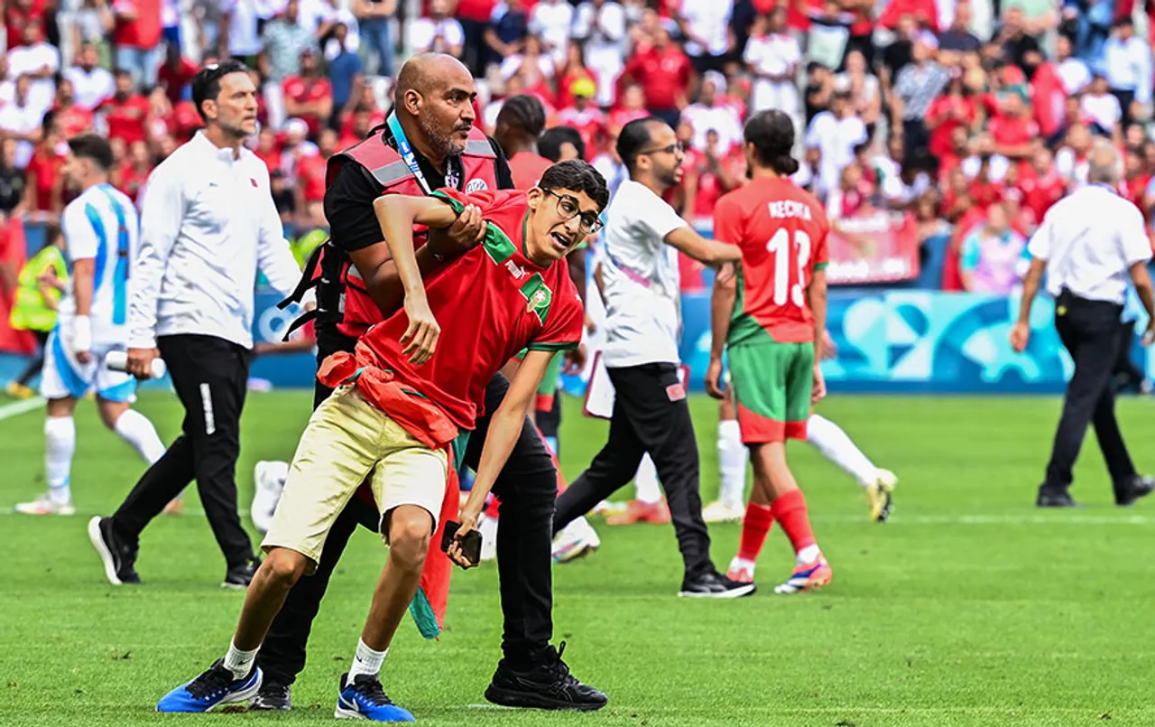 Paris Olympics 2024: पेरिस ओलंपिक के पहले मुकाबले में मचा हुड़दंग, दर्शकों ने अर्जेंटीना की टीम पर किया पटाखों से हमला