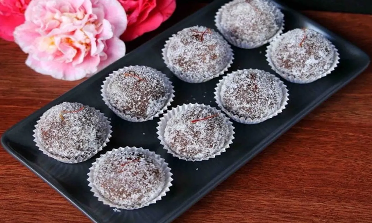 Dry Gulab Jamun Recipe: गणेश चतुर्थी पर मेहमानों को रसीली की जगह खिलाएं ड्राई गुलाब जामुन, यहाँ से देखें रेसिपी