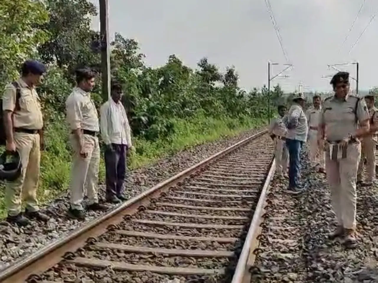 Train Accident In MP: बुरहानपुर में आर्मी ट्रेन को उड़ाने की साजिश: ट्रैक पर बिछाए डेटोनेटर ट्रेन के गुजरने से पहले फटे