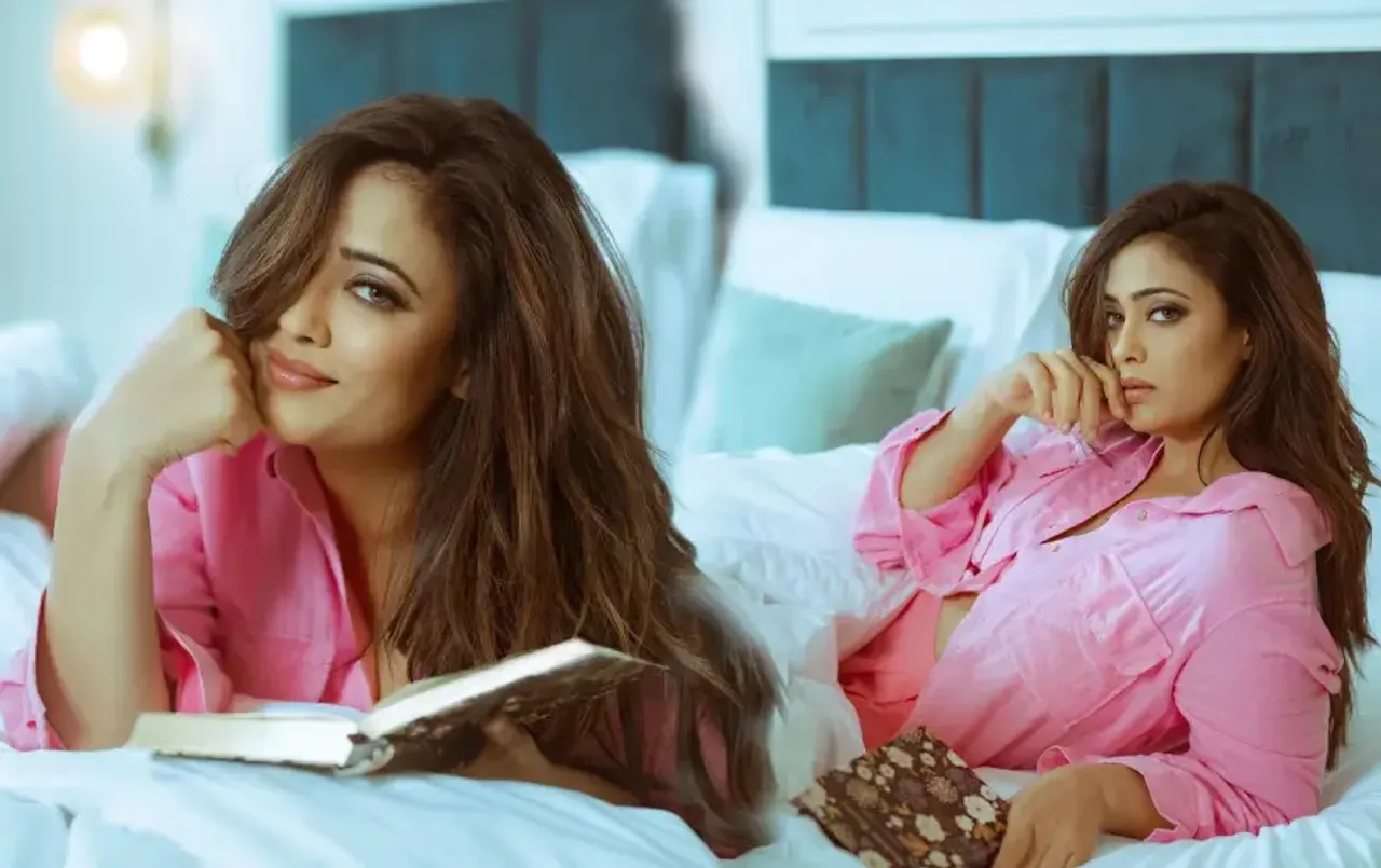 Shweta Tiwari: खुले बाल, पिंक शर्ट में श्वेता तिवारी ने शेयर कीं ग्लैमरस तस्वीरें, बेडरूम में दिए कई पोज, देखें तस्वीरें!