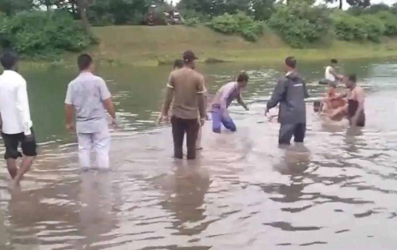 मंदसौर में तालाब में नहाने गए तीन मासूमों डूबे: गोताखोरों ने निकाले तीनों के शव, गांव में पसरा मातम
