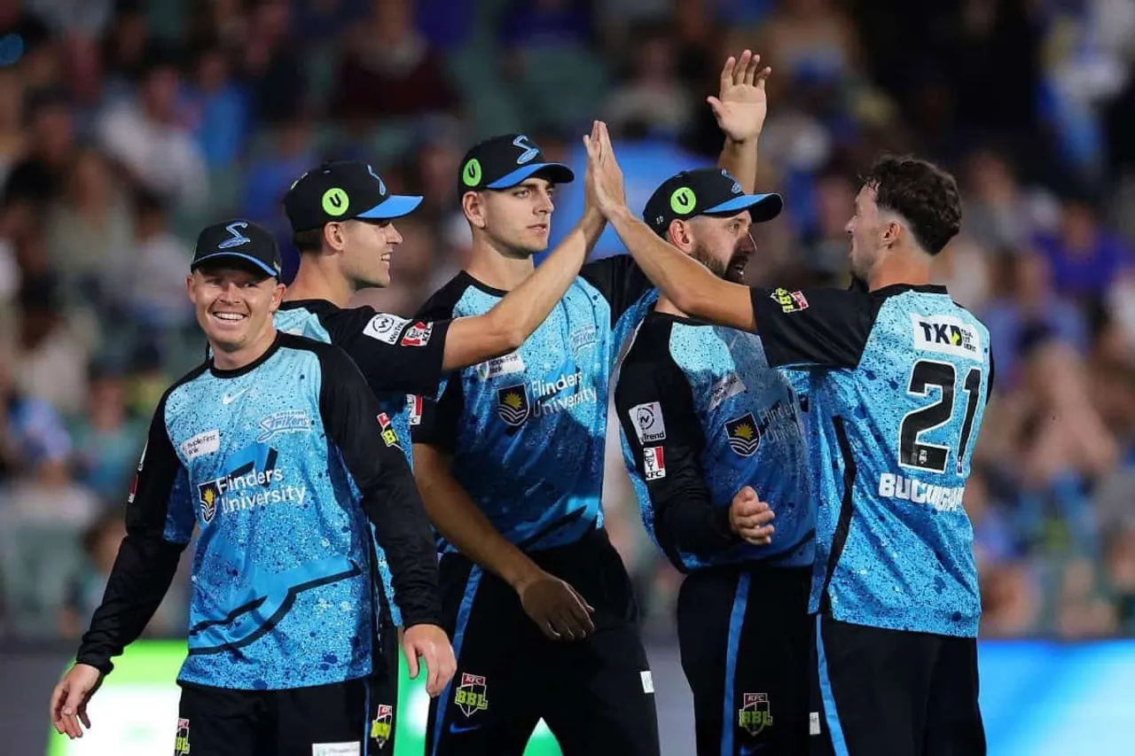 Adelaide-Strikers-Players-Celebrating-Victory