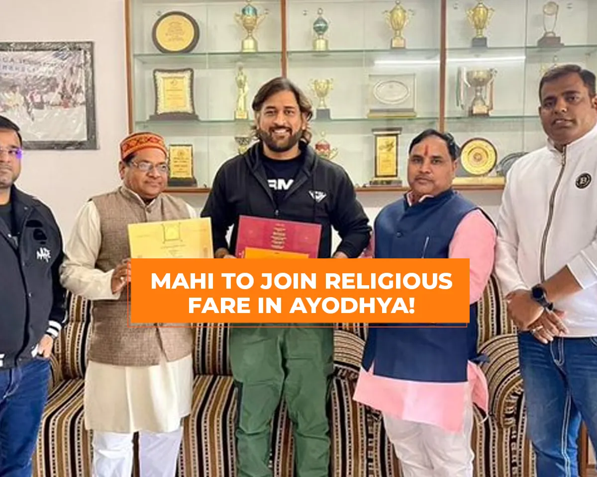 MS Dhoni receiving invitation for Ram Mandir Consecration Ceremony (File Photo: X) 
