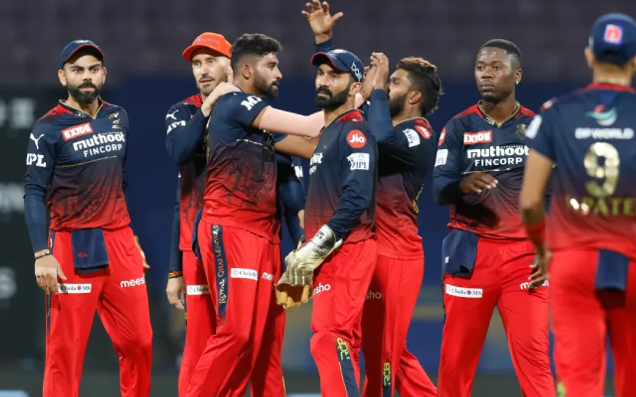 Faf du Plessis compares this Bangalore player with MS Dhoni