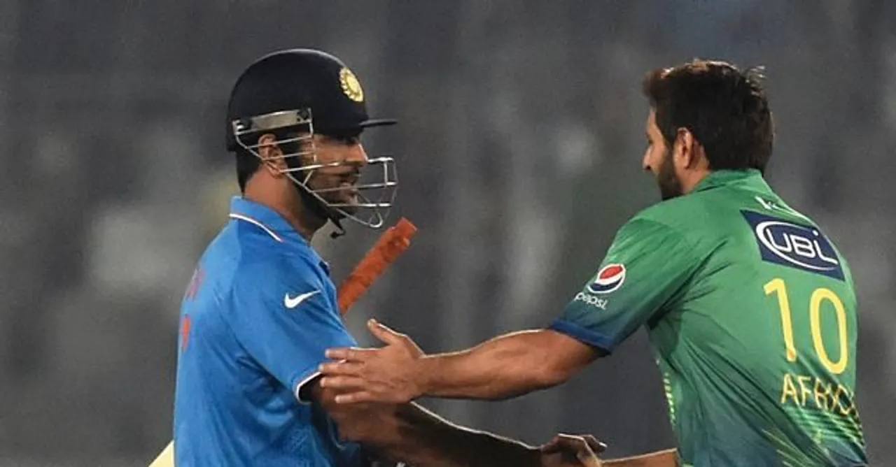 Shahid Afridi with MS Dhoni
