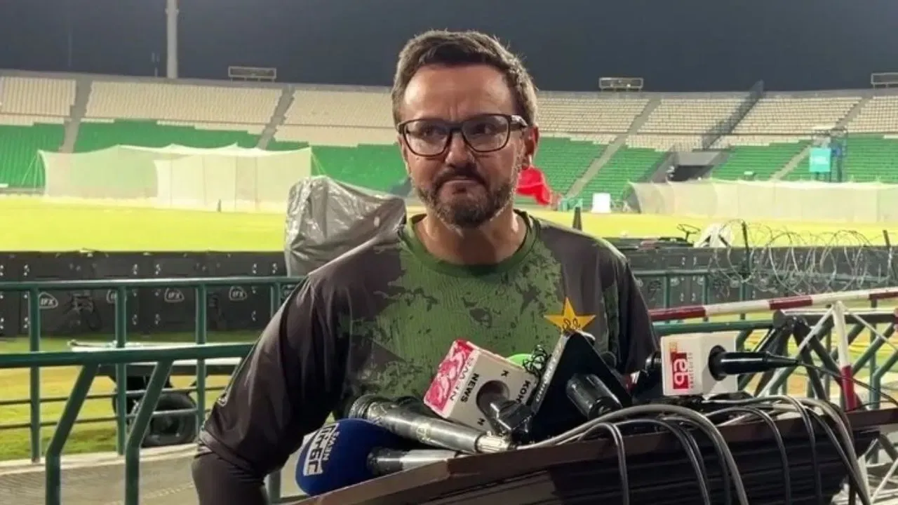 Pakistan-coach-Mike-Hesson