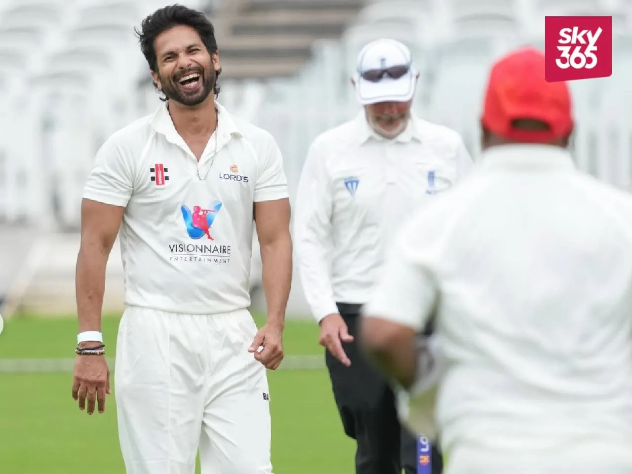 Shahid Kapoor Plays Cricket