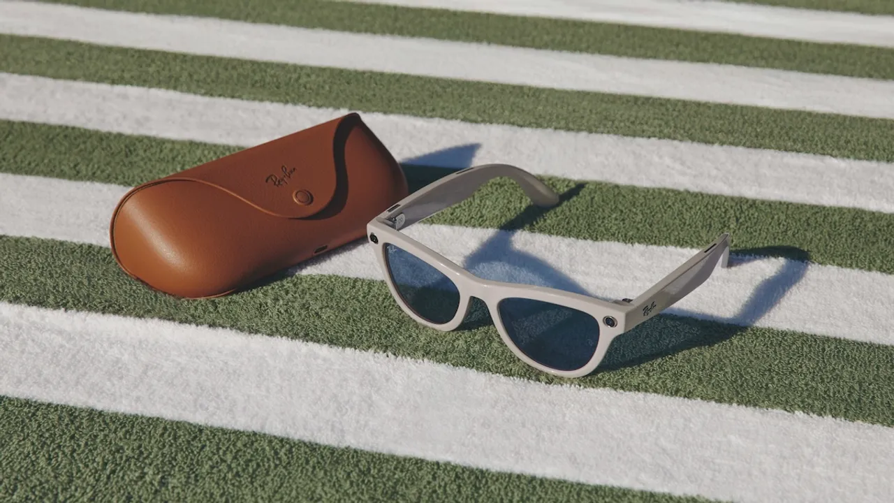 Ray-Ban Meta_Skyler_Chalky_Gray_Transitions_Sapphire _Lifestyle_Outdoors_16x9 (1) (1)