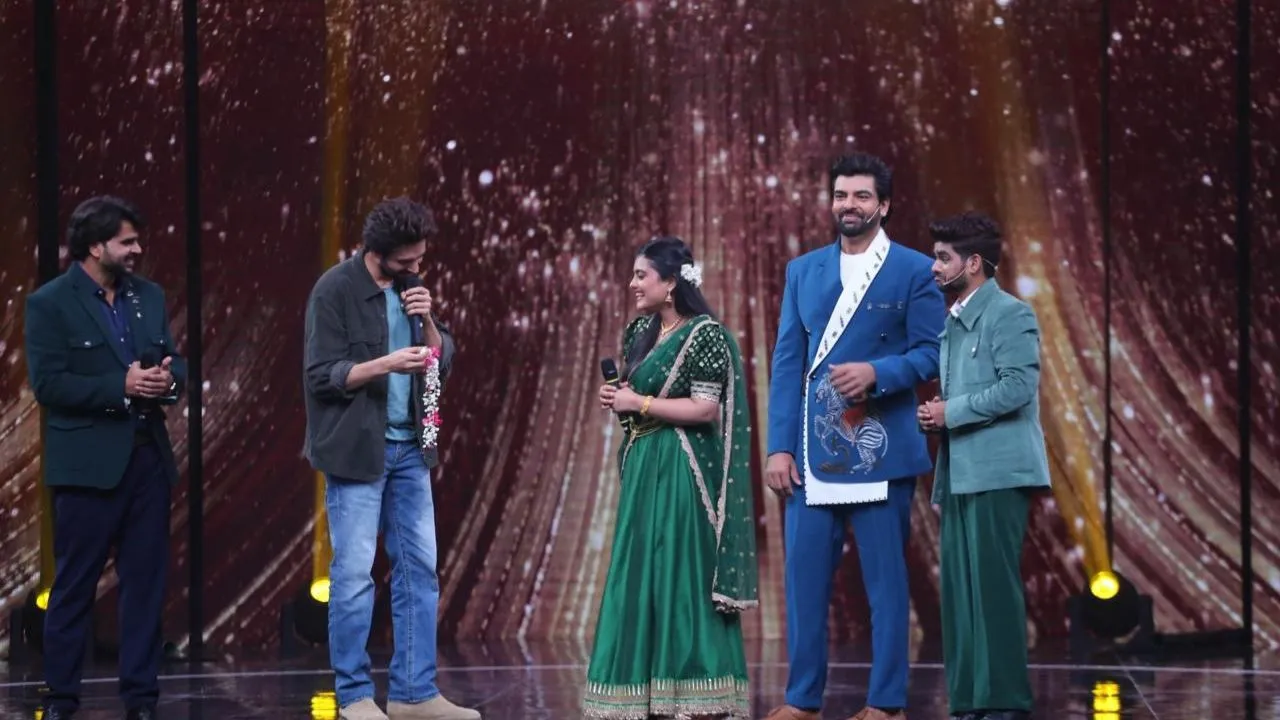 Who Did Kartik Aaryan Gift a Gajra to on the Sets of Sa Re Ga Ma Pa