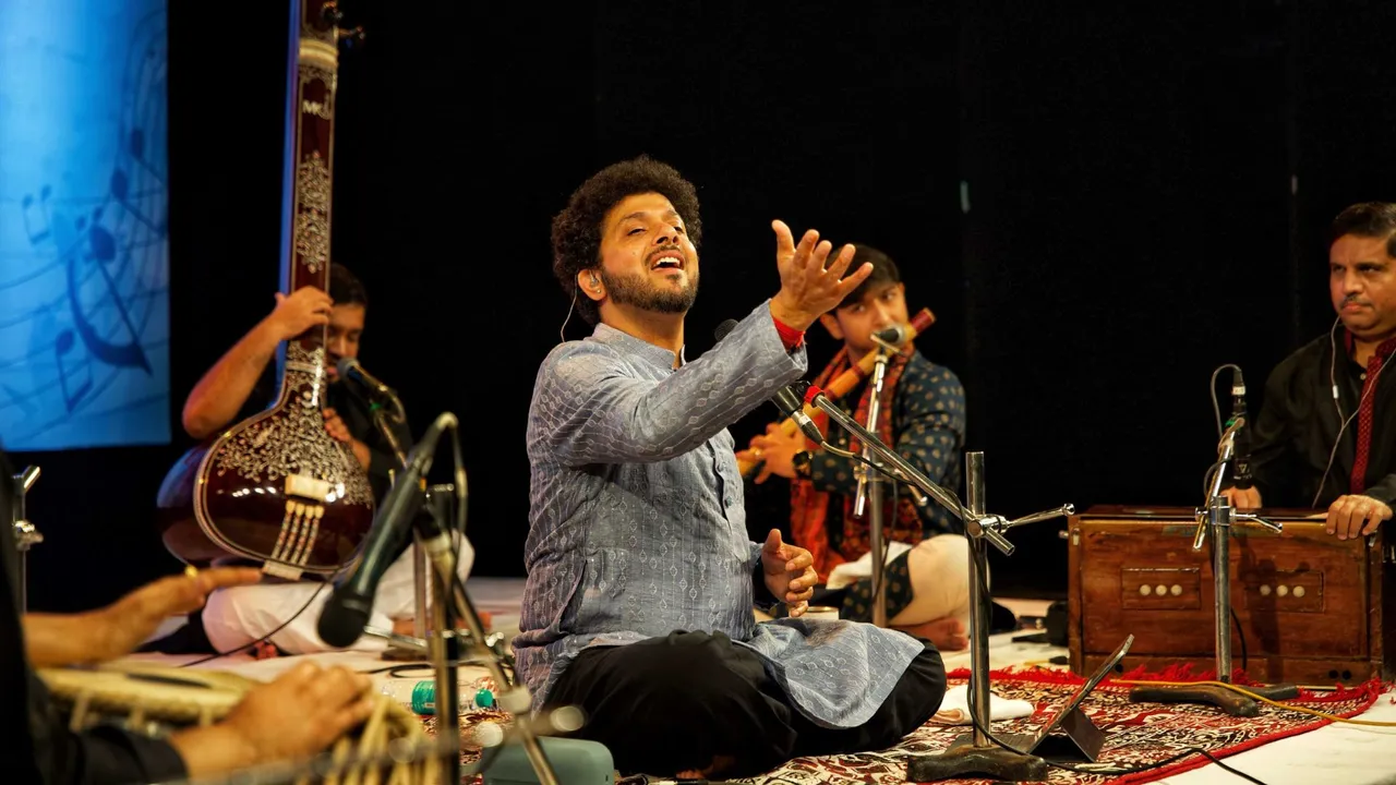 Mahesh Kale Mesmerizes Full House at Prabodhankar Thackeray Mandir