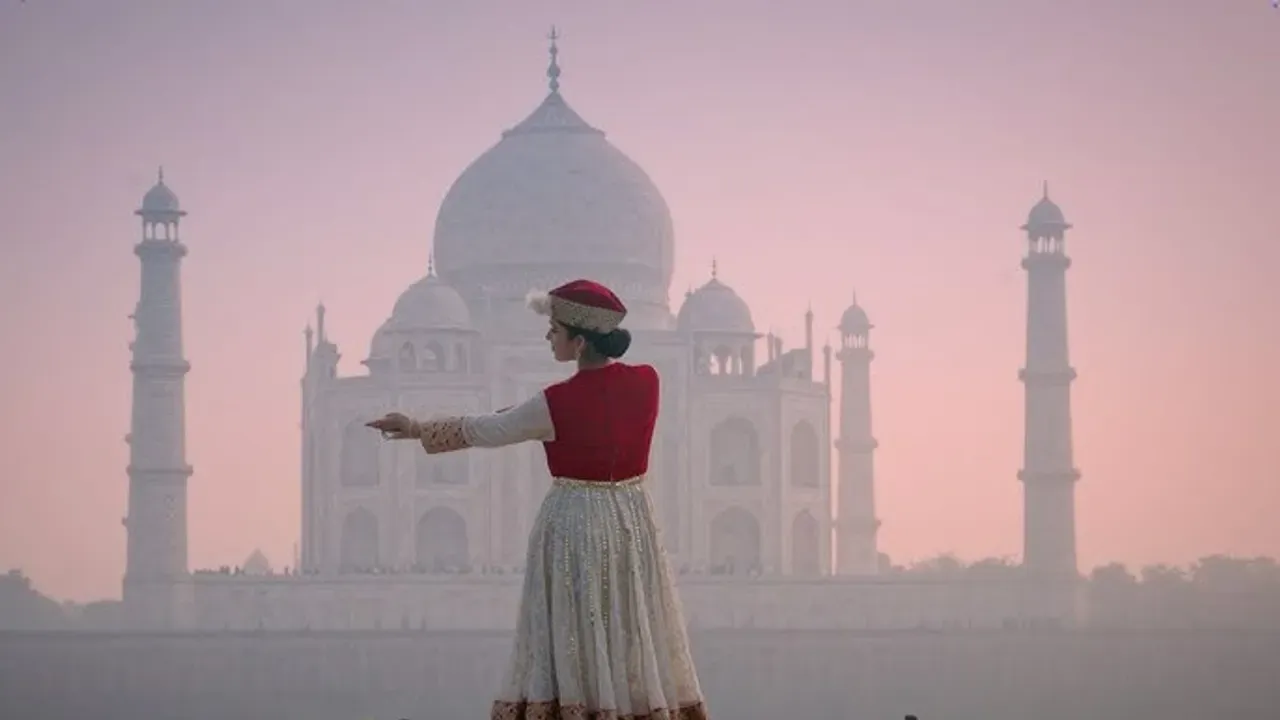 Watch the Magical ‘Pyar Kiya To Darna Kya' at the Taj Mahal 