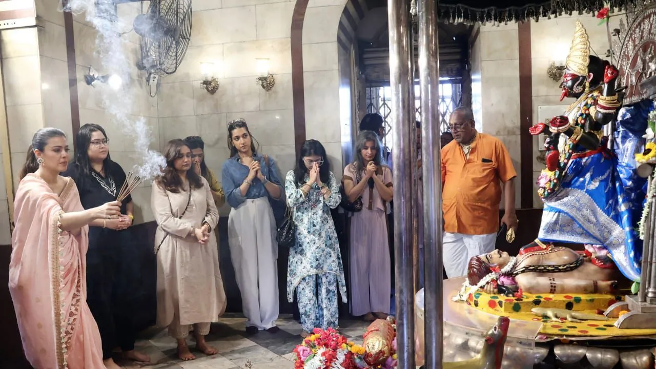 Kajol Visits Dakshineswar Kali Temple