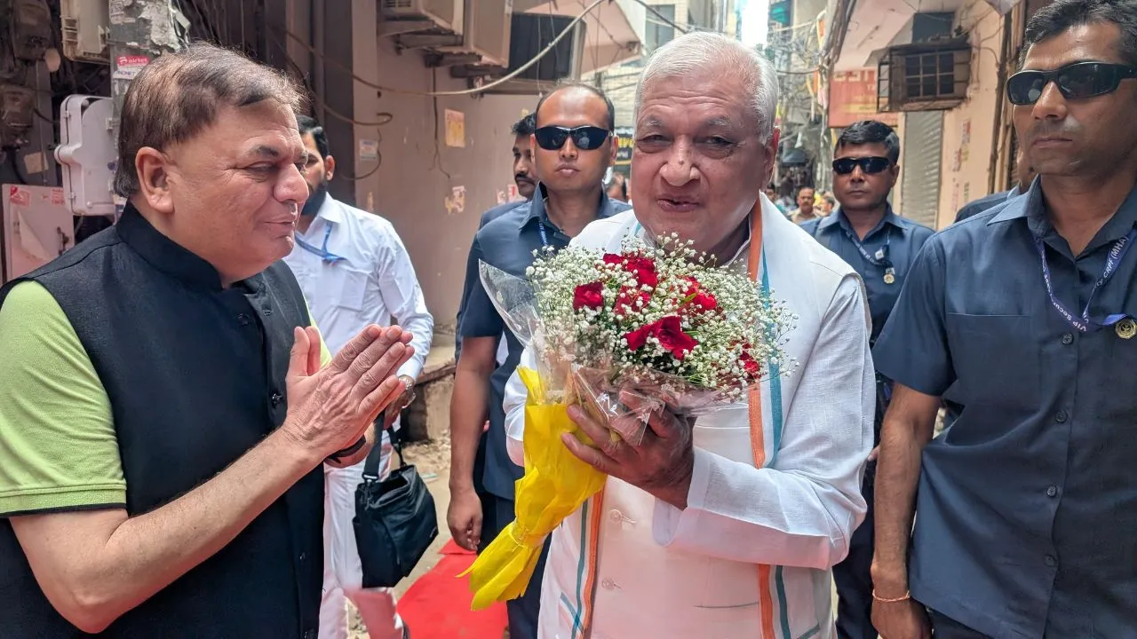 Hon'ble Governor Arif Mohammad Khan visits Pradeep Sardana's house to congratulate him on his 50 years in journalism