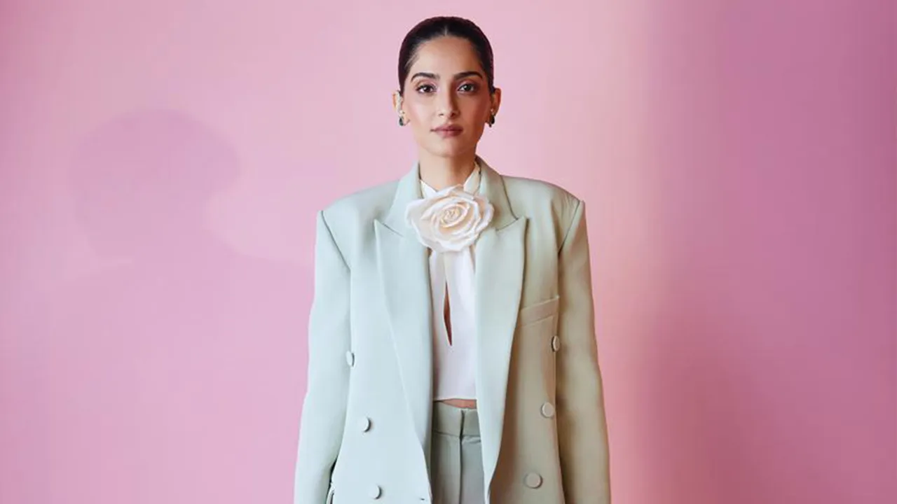 Top global art museum Tate Modern London inducts Sonam Kapoor!