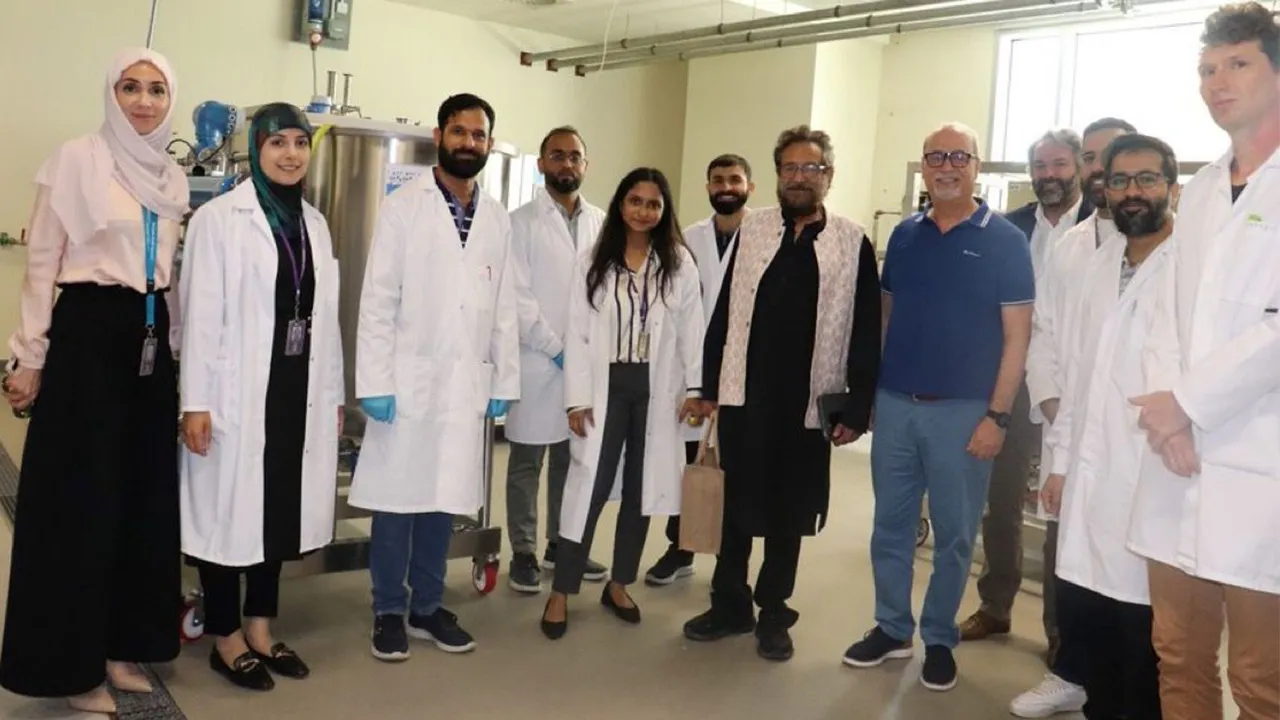 Auteur Shekhar Kapur visits a water research centre 2 (12)